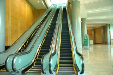 Alışveriş merkezinde yürüyen merdivenler.