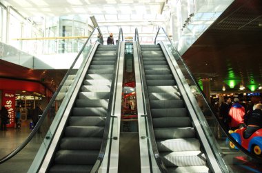 Alışveriş merkezinde yürüyen merdivenler.