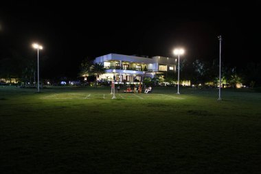 Şehir Binası Gecesi 'nin gece çekimi.