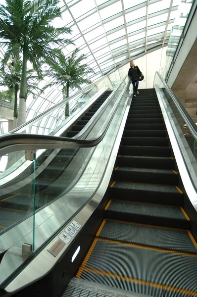 Alışveriş Merkezinde Yürüyen Merdivenler — Stok fotoğraf