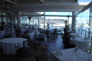 Sandalye ve masa Restaurant'ta