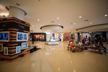 Alışveriş merkezinde alışveriş.