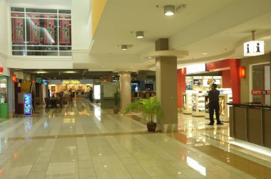 Alışveriş merkezinde alışveriş.