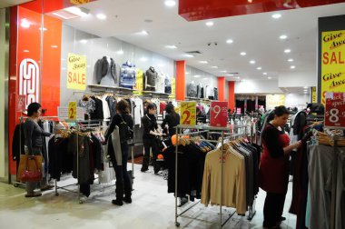 Alışveriş merkezinde alışveriş.