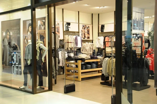 Alışveriş merkezinde alışveriş.