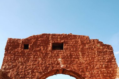 Eski bir evin penceresi