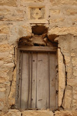 Eski bir evin penceresi