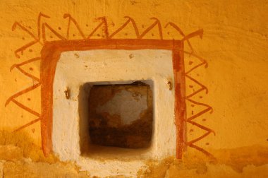 Eski bir evin penceresi