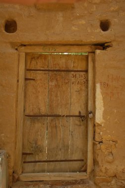 Eski bir evin penceresi