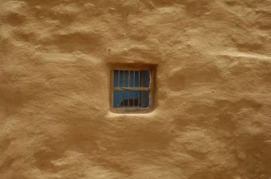 Eski bir evin penceresi