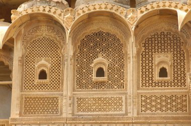 Eski bir evin penceresi