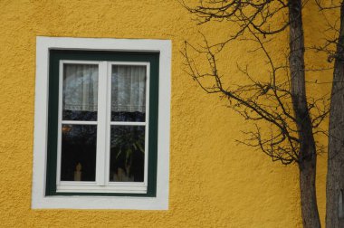 Eski bir evin penceresi