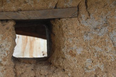 Eski bir evin penceresi