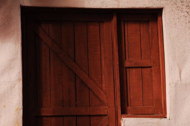 Eski bir evin penceresi