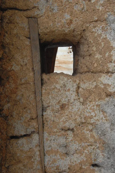 Eski bir evin penceresi