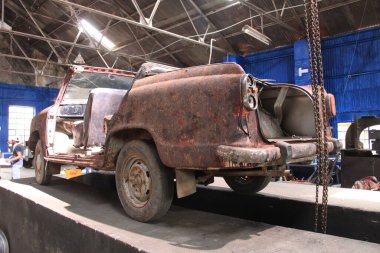 Kulübedeki Eski Araba