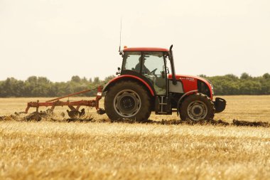 Tarlalarda tarım aracı