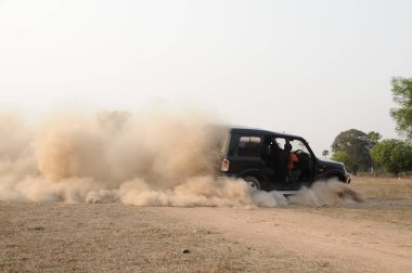 Bomba patlamasında araba.