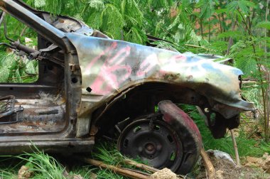 Bomba patlamasında araba.