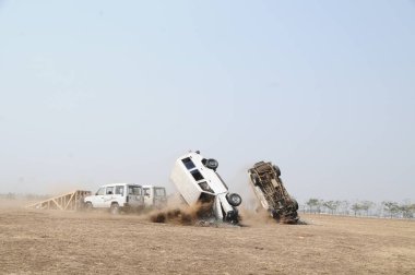 Bomba patlamasında araba.