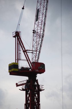 Crane inşaat alanında çalışıyor.