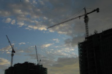 Crane inşaat alanında çalışıyor.