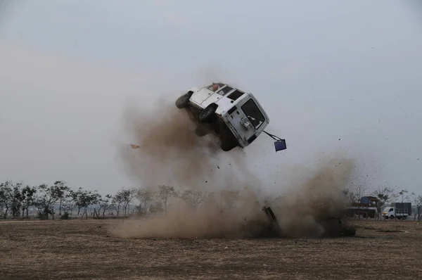 爆弾爆発時の車 — ストック写真