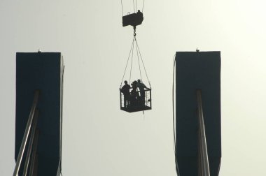 Crane inşaat alanında çalışıyor.