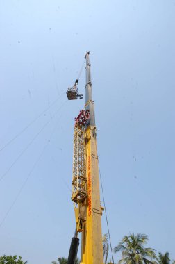 Crane inşaat alanında çalışıyor.