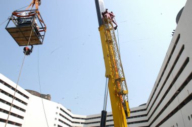 Crane inşaat alanında çalışıyor.