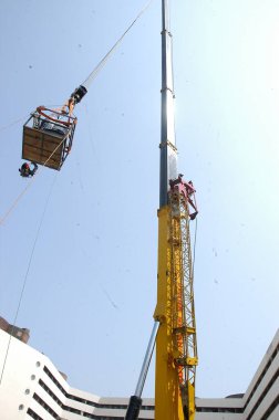 Crane inşaat alanında çalışıyor.