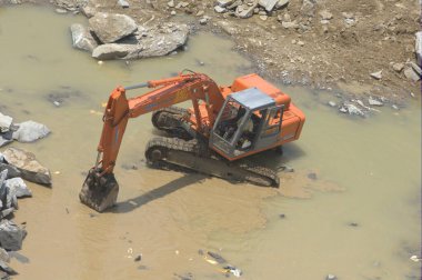 İnşaat alanında çalışan Ekskavatör