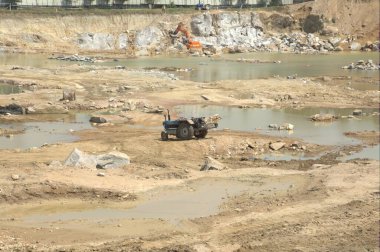 İnşaat alanında çalışan Ekskavatör