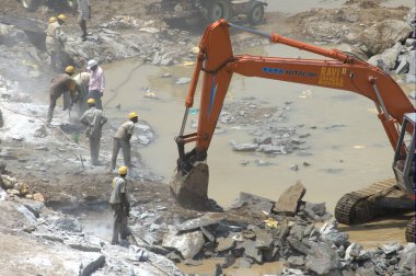 İnşaat alanında çalışan Ekskavatör