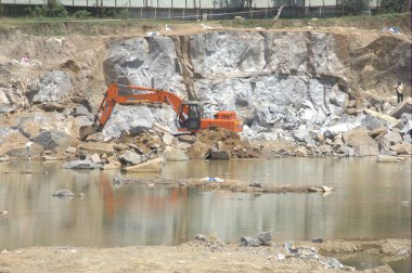 İnşaat alanında çalışan Ekskavatör