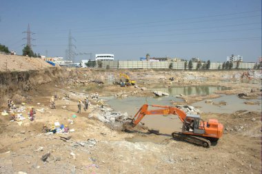 İnşaat alanında çalışan Ekskavatör