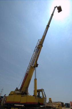 Crane inşaat alanında çalışıyor.