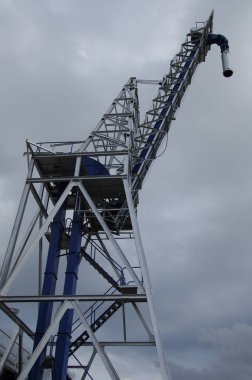 Crane inşaat alanında çalışıyor.