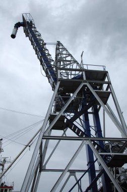 Crane inşaat alanında çalışıyor.