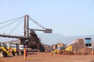 İnşaat alanında çalışan Ekskavatör