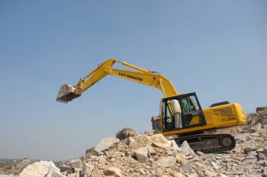 İnşaat alanında çalışan Ekskavatör