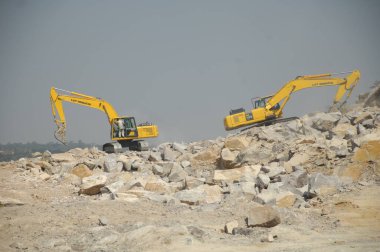 İnşaat alanında çalışan Ekskavatör