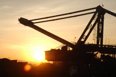 Crane inşaat alanında çalışıyor.