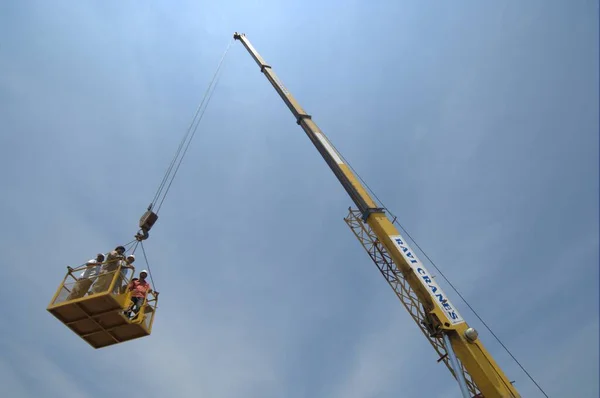 Crane Inşaat Alanında Çalışıyor — Stok fotoğraf