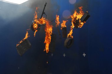 Ateş alevi siyah arkaplanda izole edildi