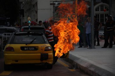 Bomba patlamasında araba.