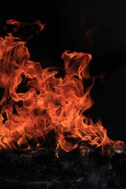 Ateş alevi siyah arkaplanda izole edildi