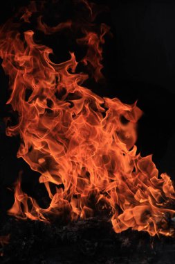 Ateş alevi siyah arkaplanda izole edildi