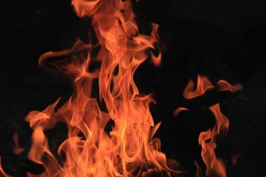 Ateş alevi siyah arkaplanda izole edildi