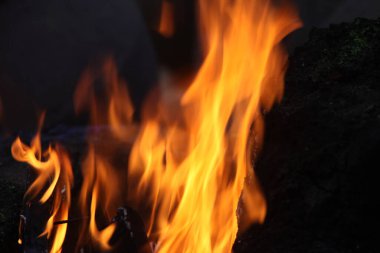 Ateş alevi siyah arkaplanda izole edildi